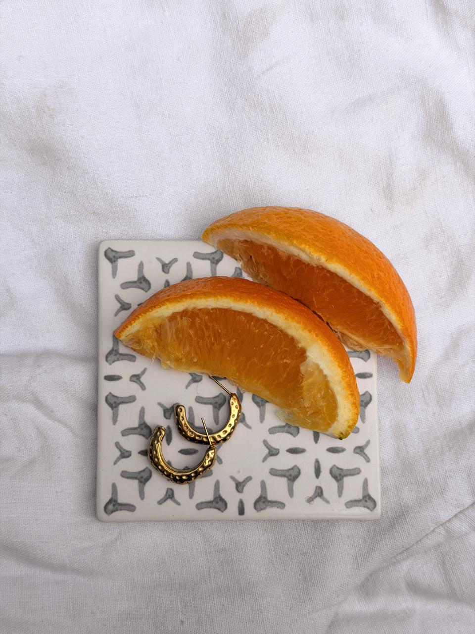 Maré waterproof gold ring and bracelets in water